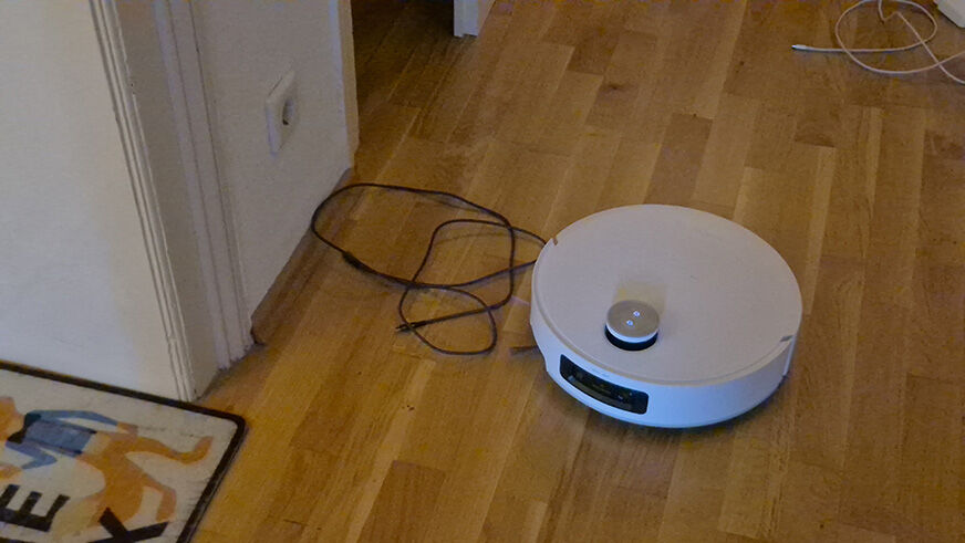 Der Dreame Aqua10 Track umfährt im Test Hindernisse.